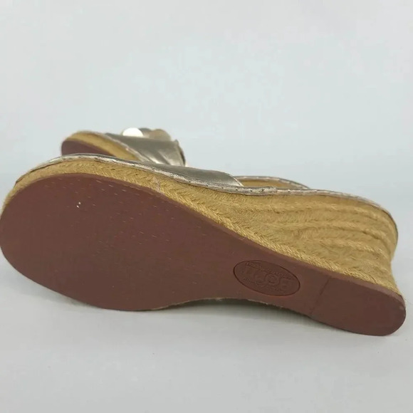 Born Wedgie Metallic Gold Sandals Leather 3D Flower Applique sz 9 - Picture 7 of 8